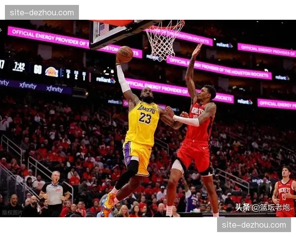 乌度卡双核心六射手阵容破解湖人收缩，雷迪克包夹策略外线漏人